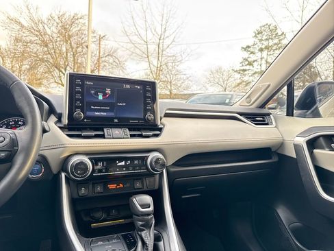 Used 2021 Toyota RAV4 XLE Premium image 12