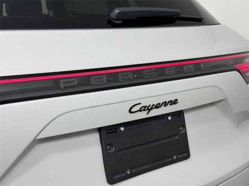 Certified 2023 Porsche Cayenne Platinum Edition AWD/4WD image 17
