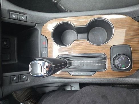 Used 2019 GMC Acadia SLE image 28