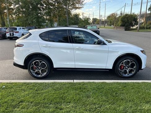 Used 2024 Alfa Romeo Stelvio Veloce image 8
