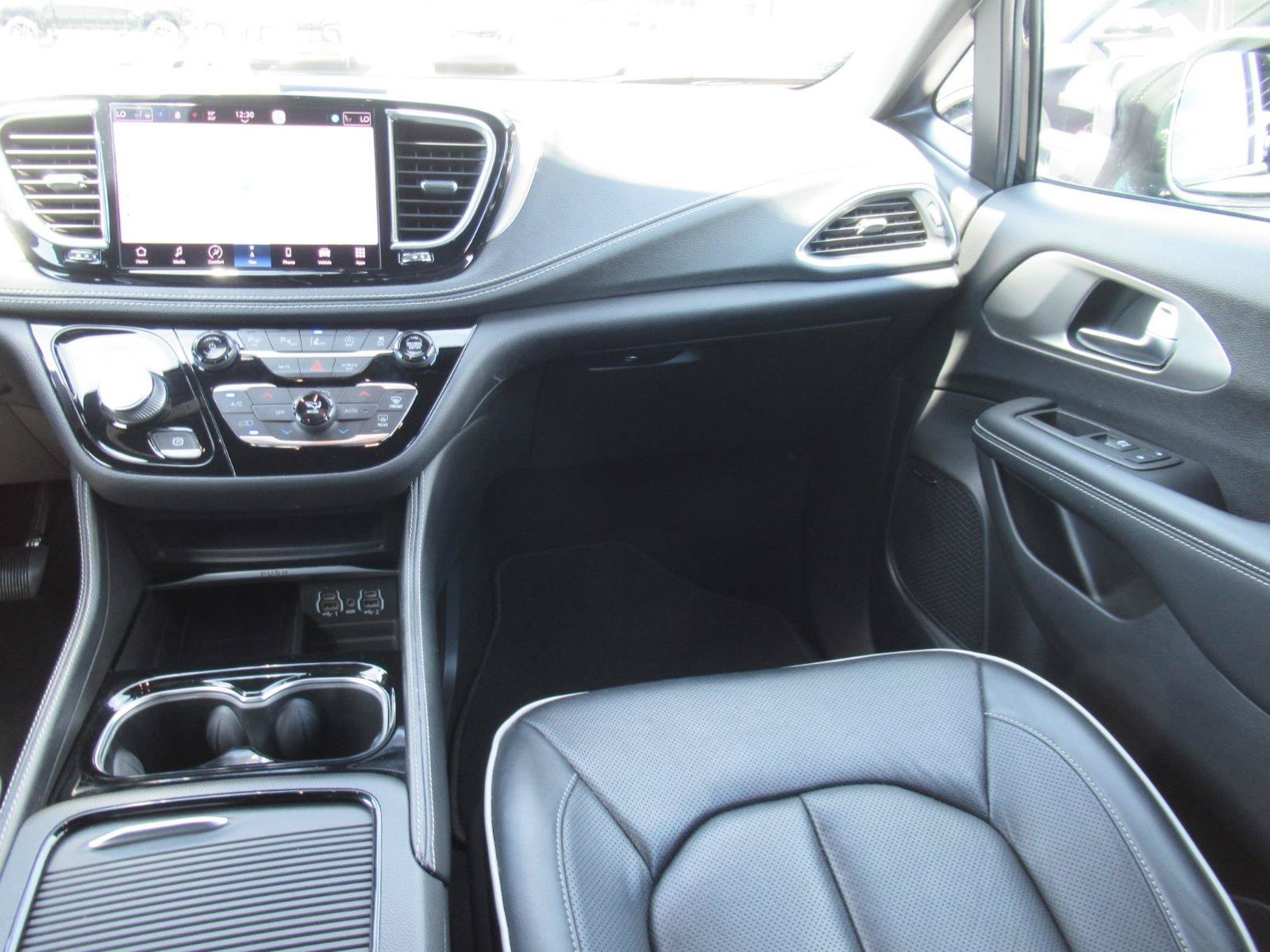 Used 2022 Chrysler Pacifica Limited w/ S Appearance Package FWD image 14