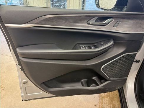 Used 2022 Jeep Grand Cherokee L Limited w/ Trailer Tow Group (B) AWD/4WD image 12
