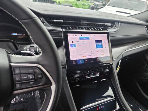 New 2025 Jeep Grand Cherokee Limited w/ Luxury Tech Group II image 15