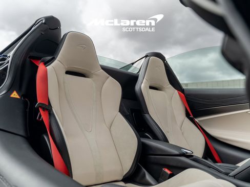 Used 2024 McLaren 750S Spider image 25