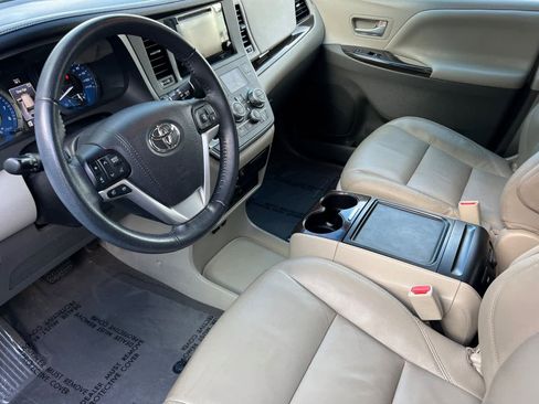 Used 2017 Toyota Sienna XLE Premium image 11