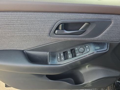 Used 2023 Nissan Rogue S AWD/4WD image 17