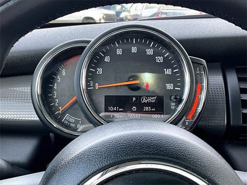 Used 2019 MINI Cooper 4-Door Hardtop w/ Signature Upholstery Package image 22