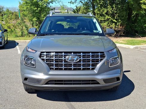 Used 2024 Hyundai Venue SEL FWD image 2