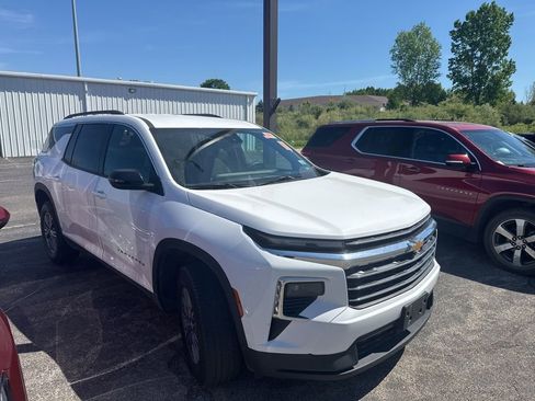 Used 2025 Chevrolet Traverse LT AWD/4WD image 3