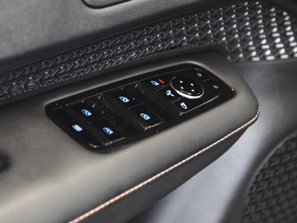 Used 2024 Nissan Ariya AWD image 9