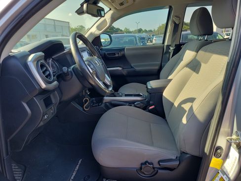Used 2018 Toyota Tacoma SR5 RWD image 10