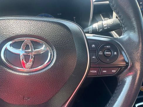 Used 2023 Toyota Corolla Cross XLE w/ Convenience Package AWD/4WD image 18