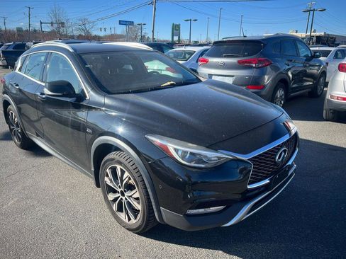 Used 2017 INFINITI QX30 Premium w/ Navigation Package image 5