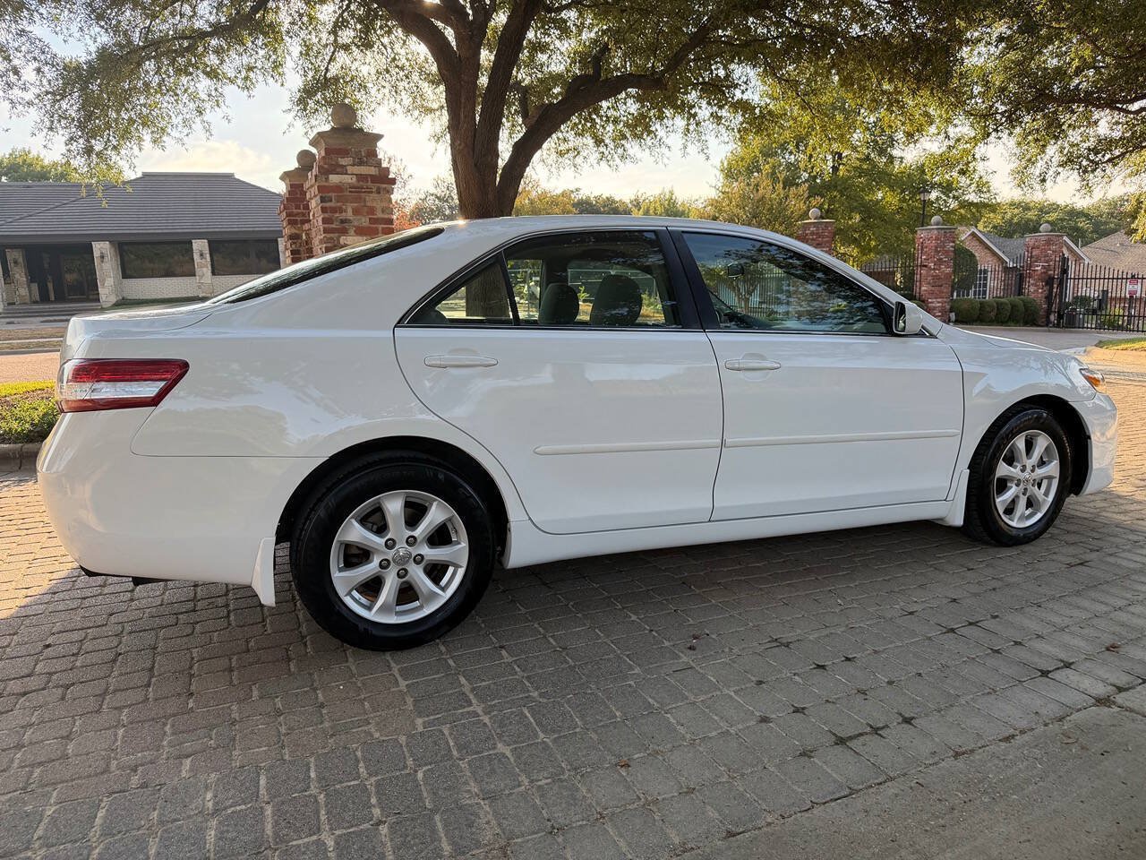 Used 2010 Toyota Camry LE FWD image 3