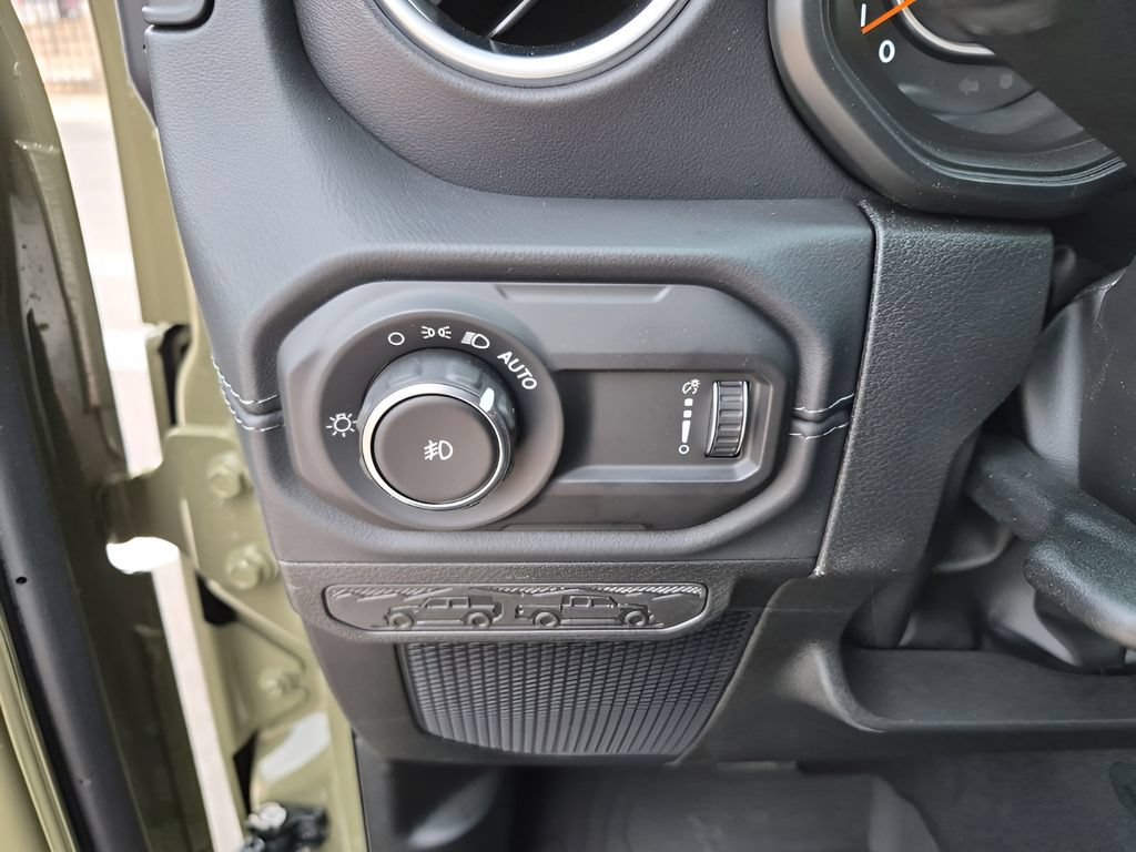 New 2026 Jeep Wrangler Unlimited Sahara AWD/4WD image 32