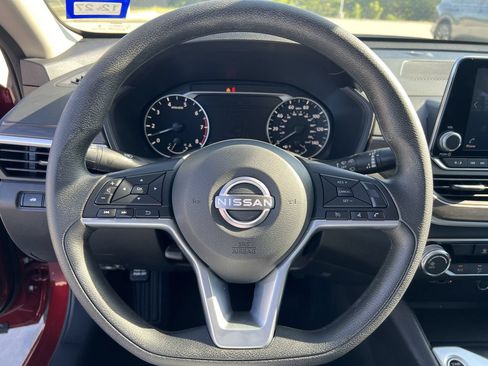 Certified 2025 Nissan Altima 2.5 SV FWD image 5