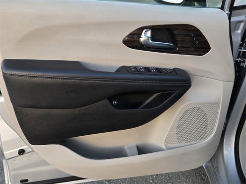 Used 2023 Chrysler Pacifica Limited image 10