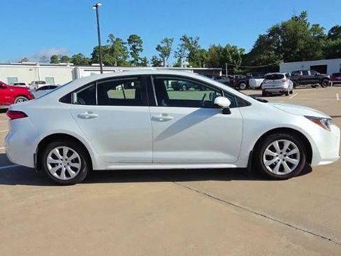 Used 2025 Toyota Corolla LE FWD image 9