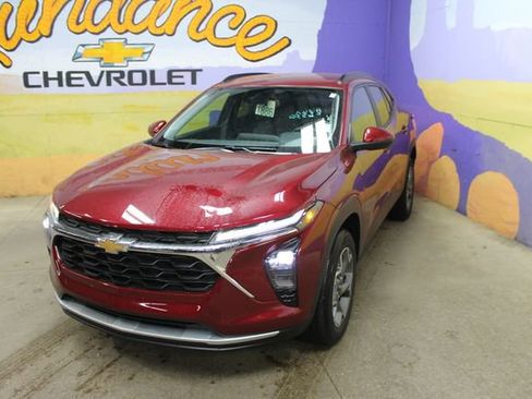 Used 2024 Chevrolet Trax LT w/ Driver Confidence Package FWD image 4