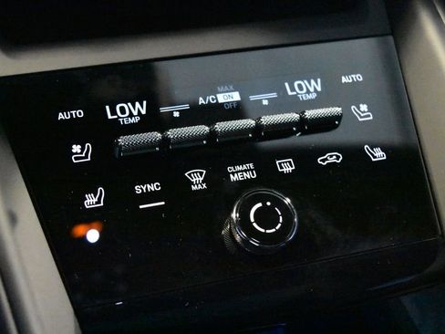 Certified 2025 Porsche Macan Electric image 16