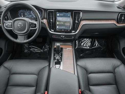 Used 2025 Volvo V60 B5 Cross Country Plus image 21