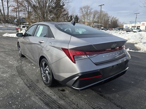 Used 2025 Hyundai Elantra Limited image 6
