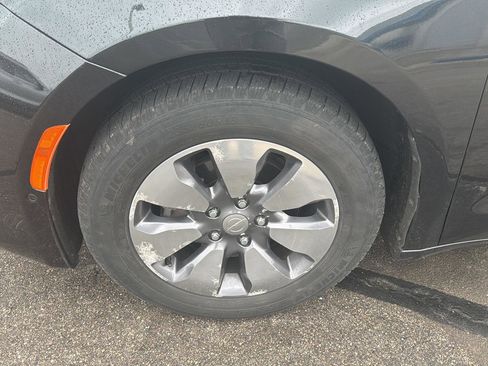 Used 2018 Chrysler Pacifica Limited FWD image 9