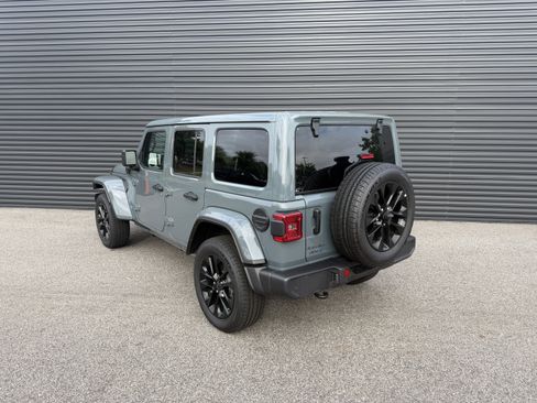 Used 2025 Jeep Wrangler Unlimited Sahara w/ Safety Group AWD/4WD image 3