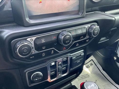 Used 2022 Jeep Wrangler Unlimited Sahara AWD/4WD image 17