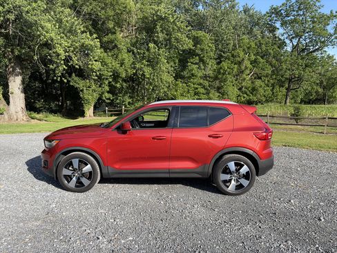 Used 2021 Volvo XC40 T5 Momentum w/ Premium Package AWD/4WD image 10