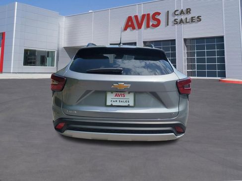 Used 2025 Chevrolet Trax LT w/ LT Convenience Package FWD image 7