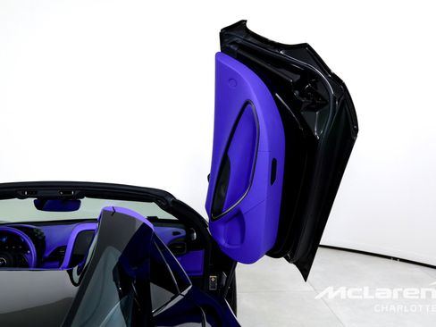 Used 2025 McLaren Artura Spider image 19