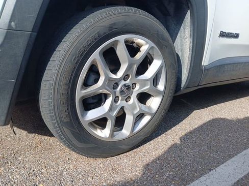 Used 2017 Jeep Renegade Latitude FWD image 7