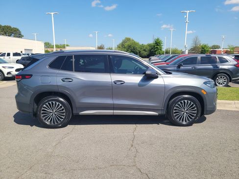 Used 2025 Volkswagen Tiguan S FWD image 2