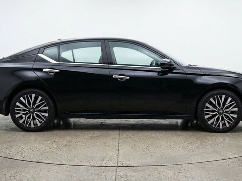 Used 2025 Nissan Altima 2.5 SV FWD image 11