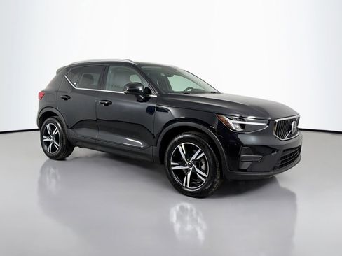 Certified 2025 Volvo XC40 B5 Core image 3