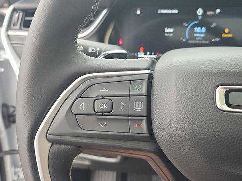Used 2025 Jeep Grand Cherokee L Altitude AWD/4WD image 18