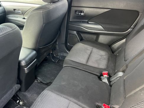 Used 2017 Mitsubishi Outlander ES image 5