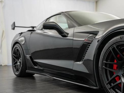 Used 2015 Chevrolet Corvette Z06 w/ 3LZ Preferred Equipment Group RWD image 28