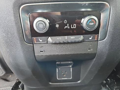 Used 2025 GMC Yukon XL Denali AWD/4WD image 17