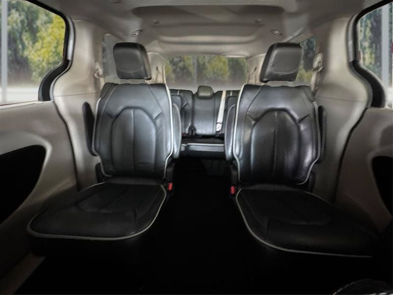 Used 2023 Chrysler Pacifica Limited FWD image 15