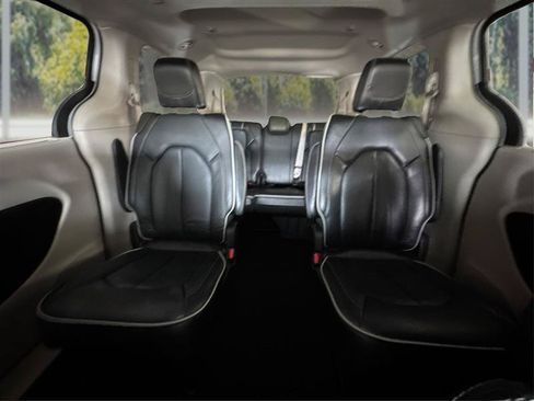 Used 2023 Chrysler Pacifica Limited FWD image 15