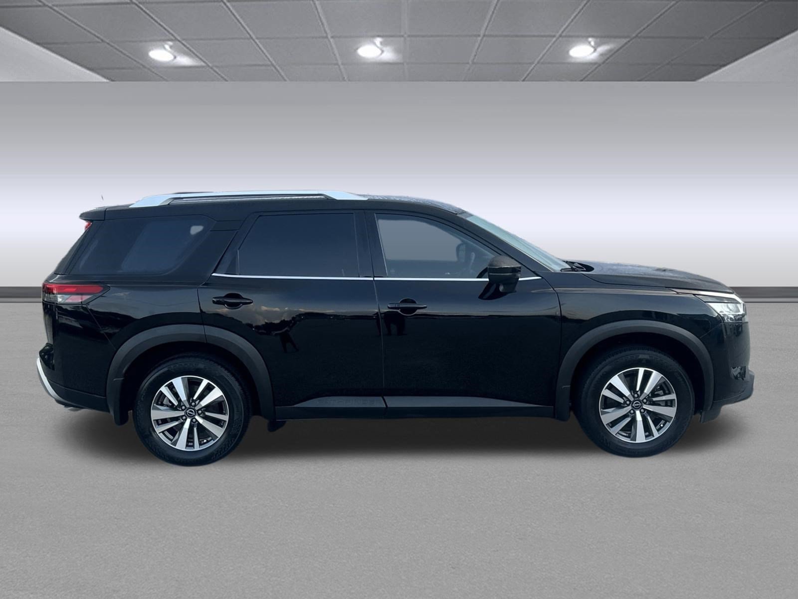 Used 2024 Nissan Pathfinder SL w/ Cargo Package FWD image 2