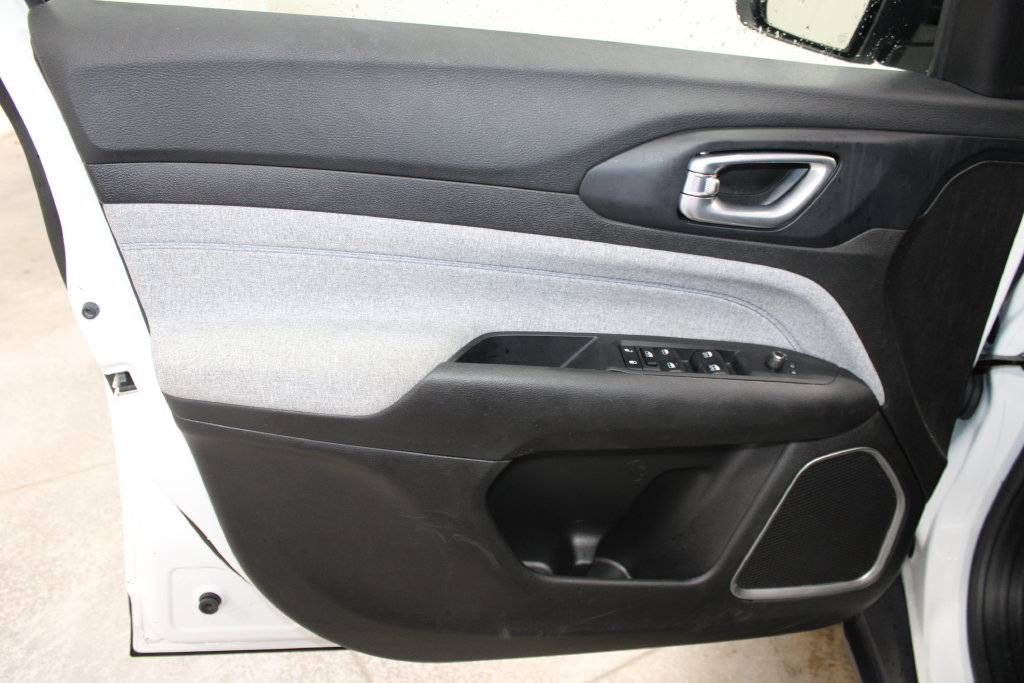 Used 2025 Jeep Compass Latitude AWD/4WD image 14