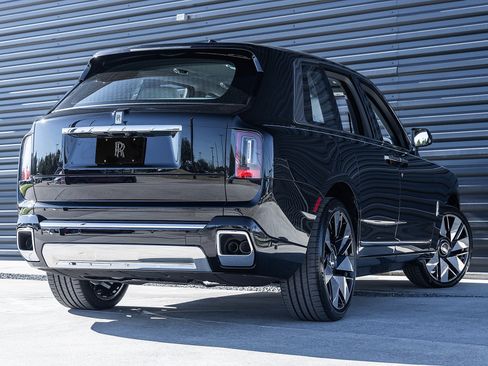 Used 2025 Rolls-Royce Cullinan image 2