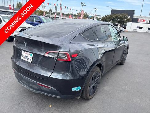 Used 2025 Tesla Model Y Long Range RWD image 4
