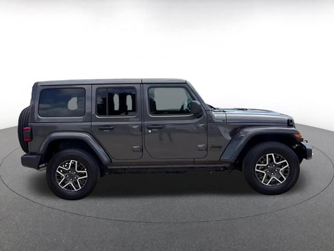 Used 2025 Jeep Wrangler Unlimited Sahara AWD/4WD image 16