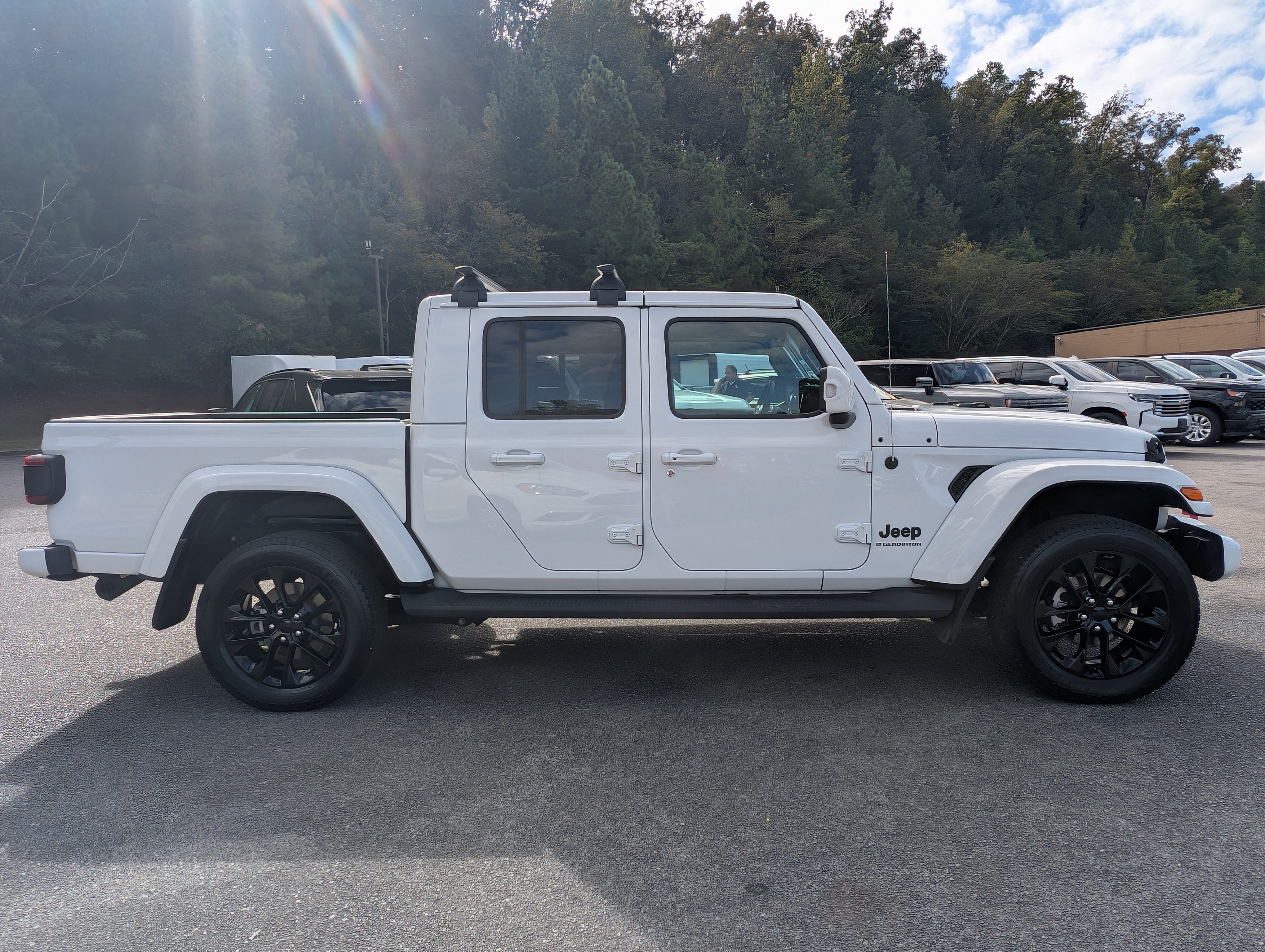Used 2023 Jeep Gladiator Overland AWD/4WD image 10