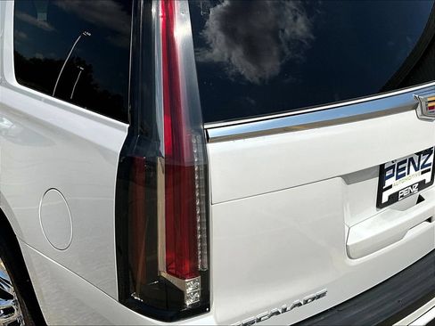 Used 2019 Cadillac Escalade Luxury w/ LPO, Radiant Package AWD/4WD image 25