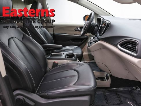 Used 2023 Chrysler Pacifica Touring-L FWD image 23